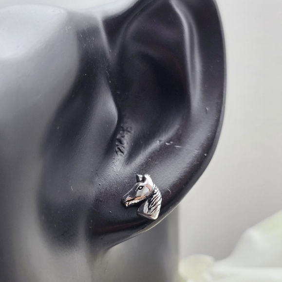 ❤️ HORSEY STUD EARRINGS - Picture 3 of 3